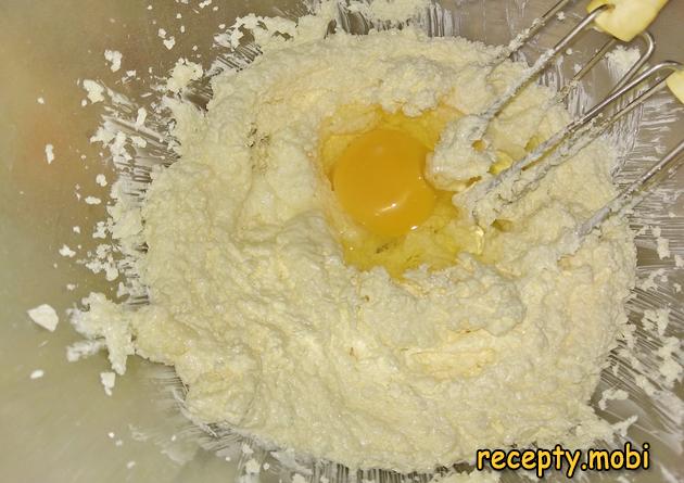 Не переставая взбивать, в масляную массу добавляем по одному яйцу - фото шаг 7