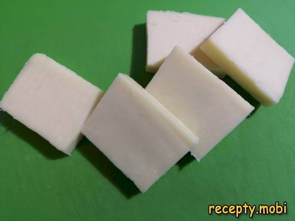 Нарезаем сыр сулуни толщиной не менее 1 см