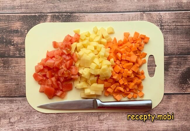 нарезанные кубиком картофель, томат и морковь - фото шаг 4