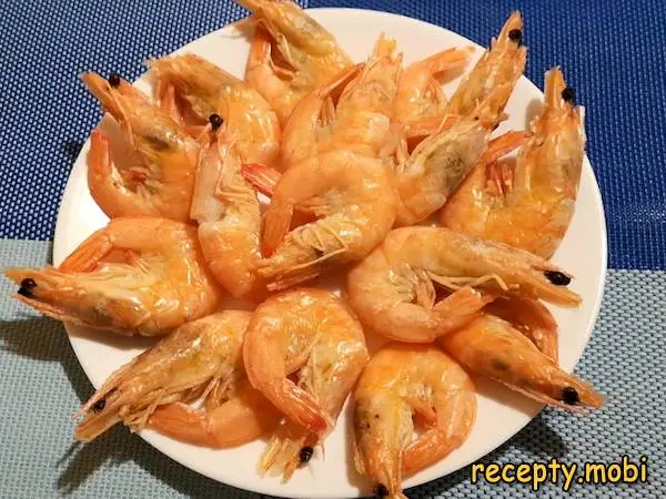 Варёные королевские креветки на тарелке