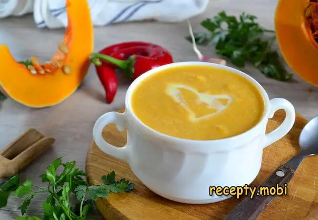 Тыквенный суп-пюре со сливками в белой миске