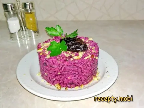 Beet Salad with Garlic and Walnuts
