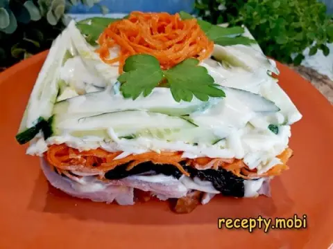 Salad with Smoked Chicken and Korean Carrots