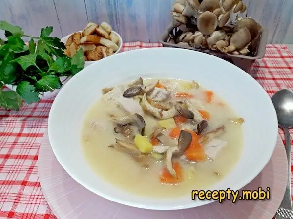 Cheese Soup with Chicken and Mushrooms
