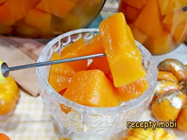 Маринованная тыква кубиками в креманке и банке