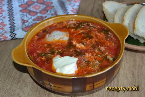 Зеленый борщ с курицей, щавелем и яйцом на курином бульоне