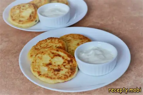 Сырники из творога с манкой и изюмом – пышные и нежные на сковороде