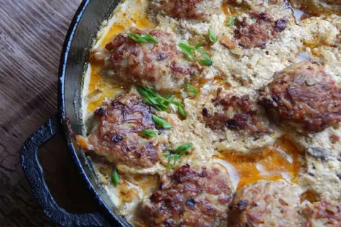Тефтели из свиного фарша с рисом и грибами в сметанной подливе