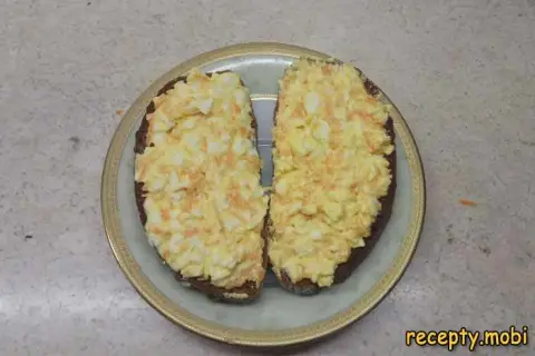 Намазка из плавленых сырков с чесноком и морковью