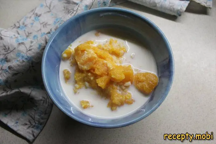 Тыквенная каша с рисом на молоке в тарелке