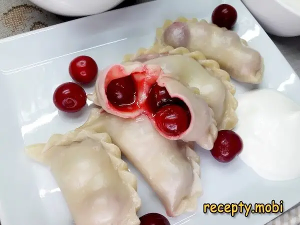 Вареники с вишней на пару