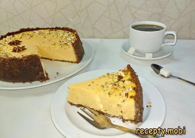 Тыквенный чизкейк с чашкой кофе