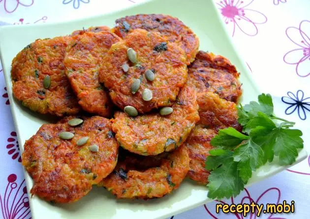Драники из тыквы с картофелем на тарелке
