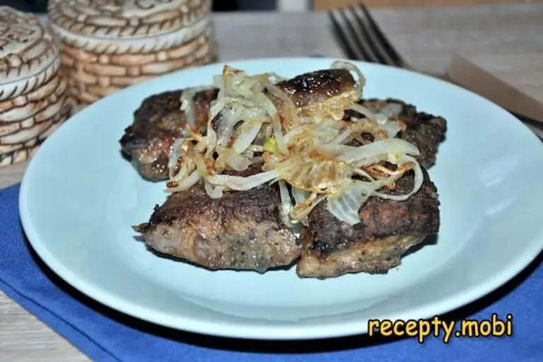 Печень с луком на тарелке