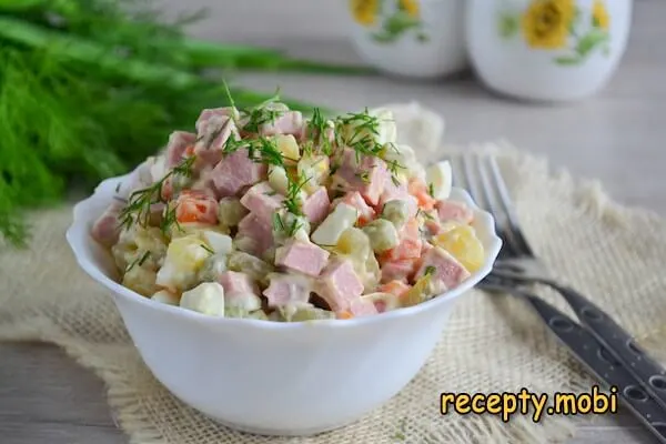 Салат «Оливье» с колбасой и солёными огурцами