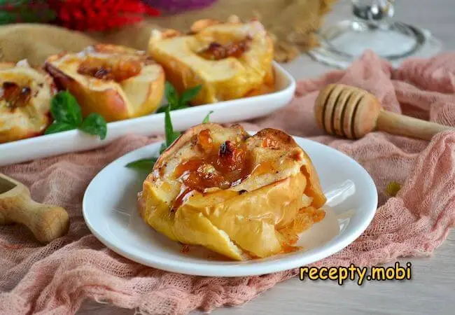 Печёные яблоки с мёдом, орехами и изюмом