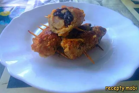 Мясные рулетики из свинины с начинкой на сковороде – с черносливом и моцареллой