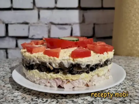 Салат «Любимый муж» с копчёной грудкой и грибами