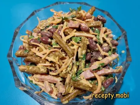 Салат с фасолью, сухариками и колбасой – пошаговый рецепт