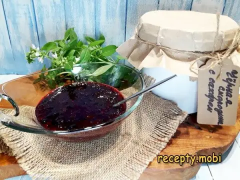 Blackcurrant with sugar without cooking