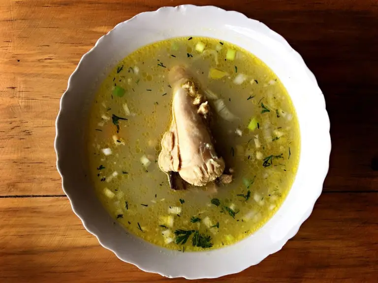 Куриный бульон Отварная куриная ножка в бульоне