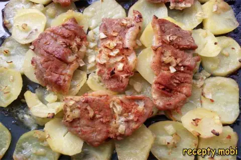 Свиные отбивные с картофелем в духовке – сочные, ароматные