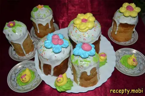 Easter Easter Cakes with Cinnamon and Nuts on Dry Yeast