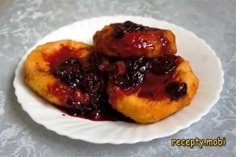 Сырники из творога с вишневым соусом