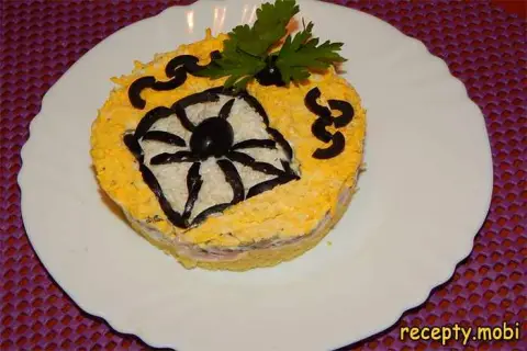 Слоеный салат с колбасой и картошкой