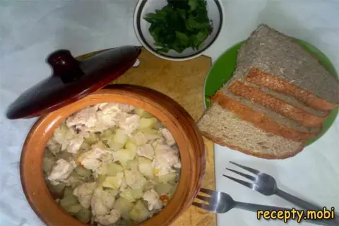 Картофель с куриным филе в горшочке