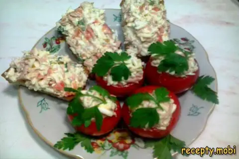 Stuffed tomatoes with cheese, eggs, and garlic – a delicious and quick appetizer