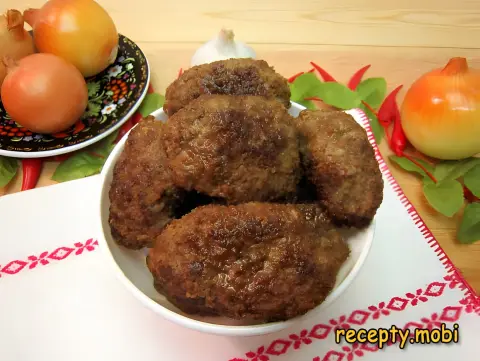 Котлеты из свинины и говядины с жареным луком