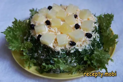 Салат с курицей, грибами и ананасом – праздничный слоёный рецепт