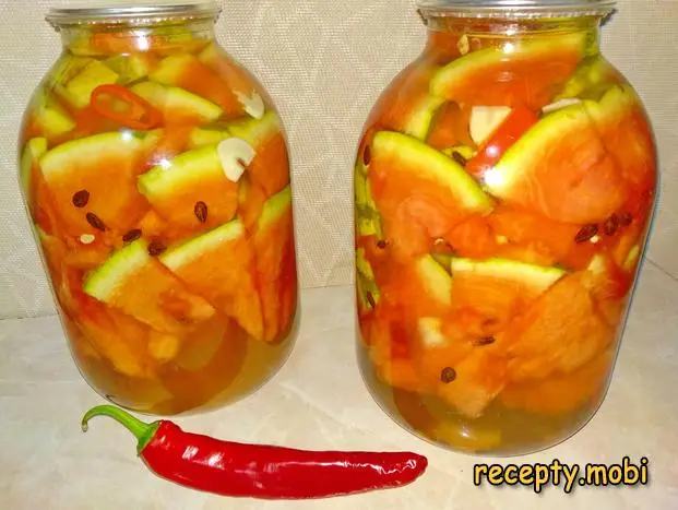 Маринованные арбузы с перцем и чесноком в банках