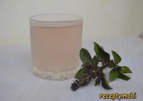 Refreshing Drink with Basil and Lemon